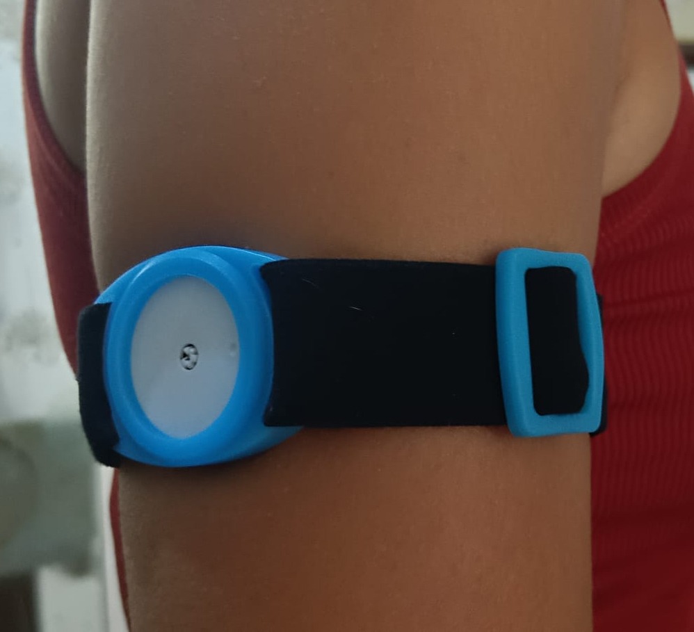 GlycoSafe bracelet protecteur porté sur le bras