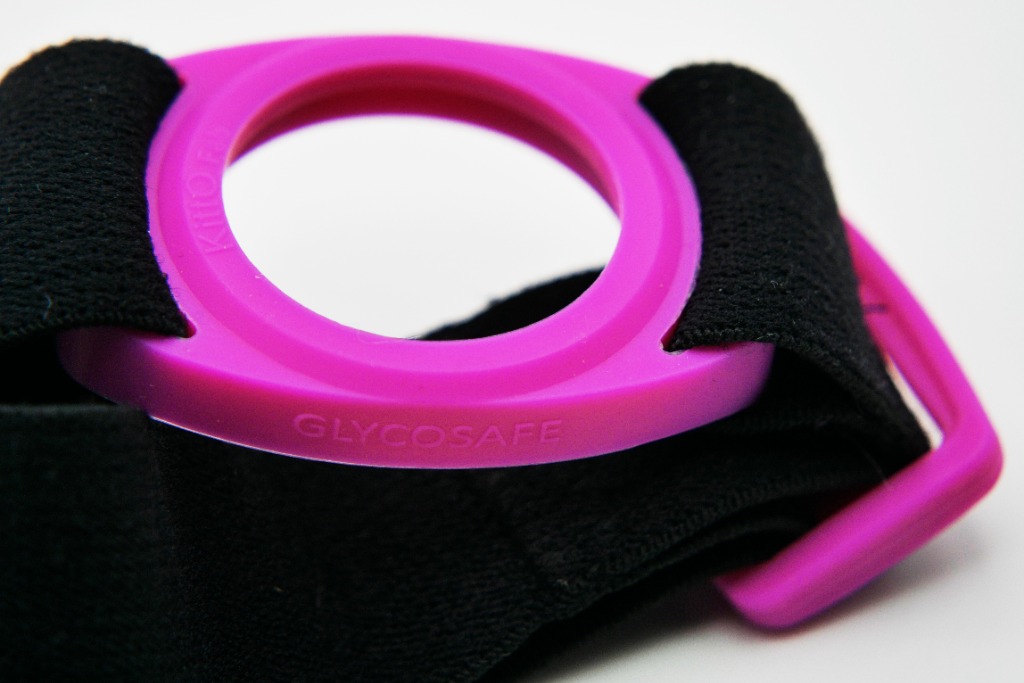 GlycoSafe gros plan sur la bague rose vif