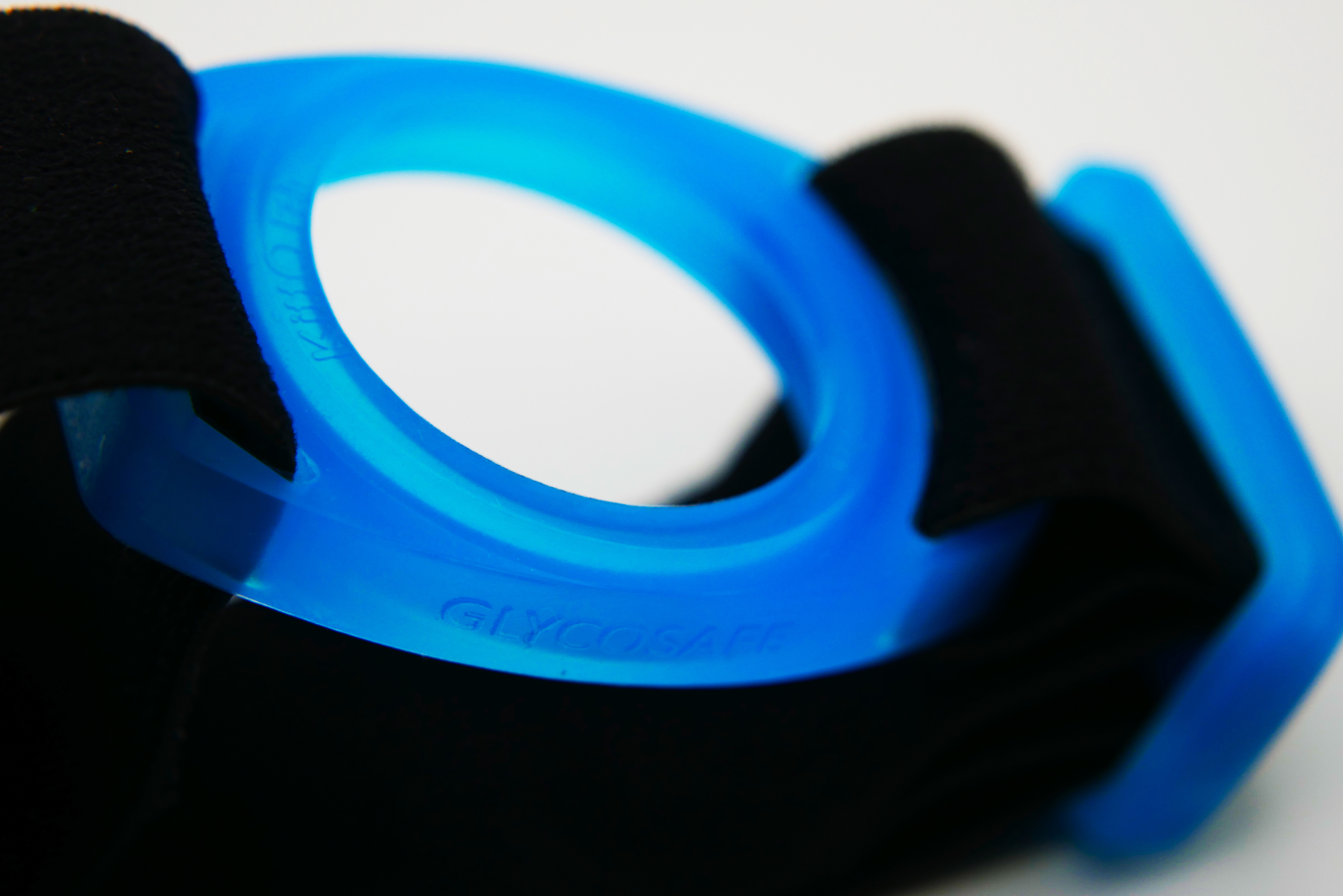 GlycoSafe gros plan sur la bague adaptatrice en silicone bleu